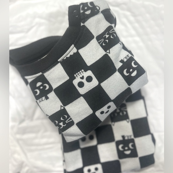 💫NWT Cat&Jack Two Piece with pumpkin and skeleton checkered set - Picture 2 of 8